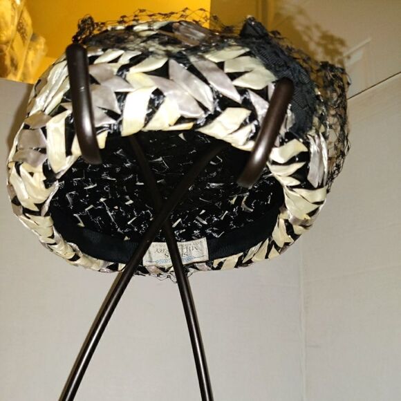 Vintage Sears Millinery Black & White Woven Round Pillbox Hat w/Net 8"in Around. - Picture 6 of 6